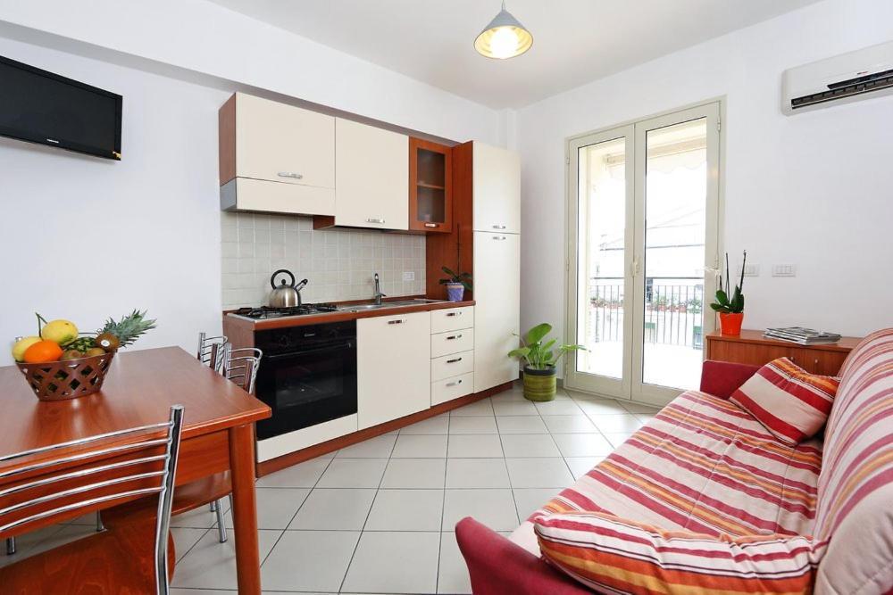 Riviera Ionica Aparthotel Santa Teresa Di Riva Eksteriør bilde