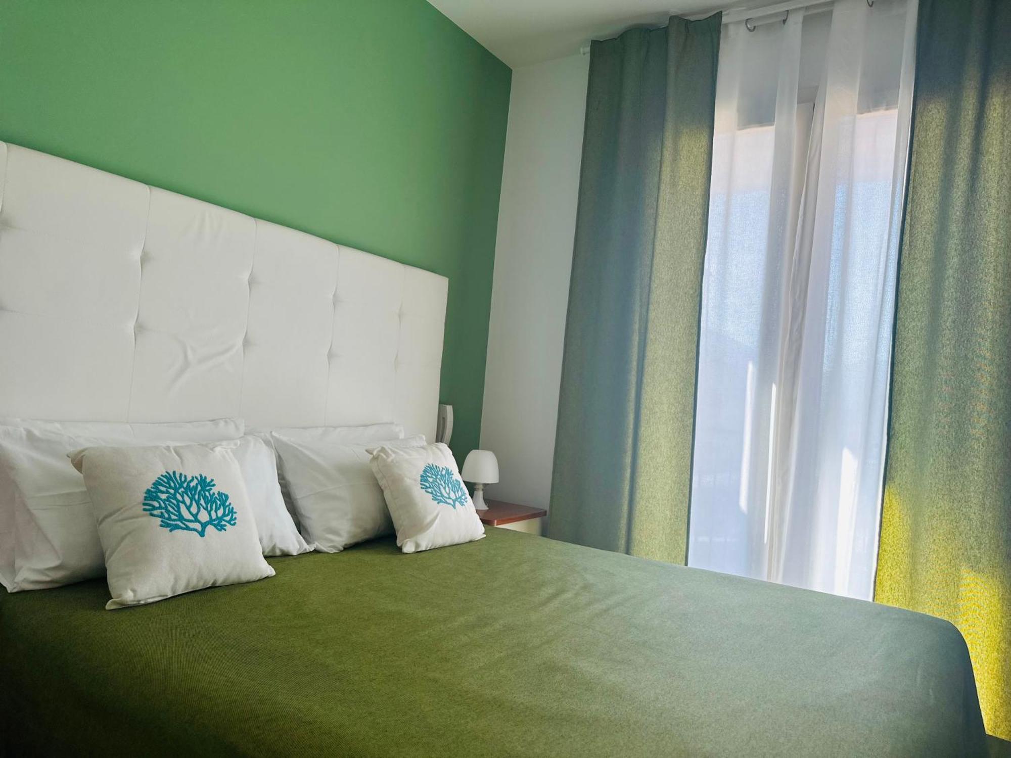 Riviera Ionica Aparthotel Santa Teresa Di Riva Eksteriør bilde