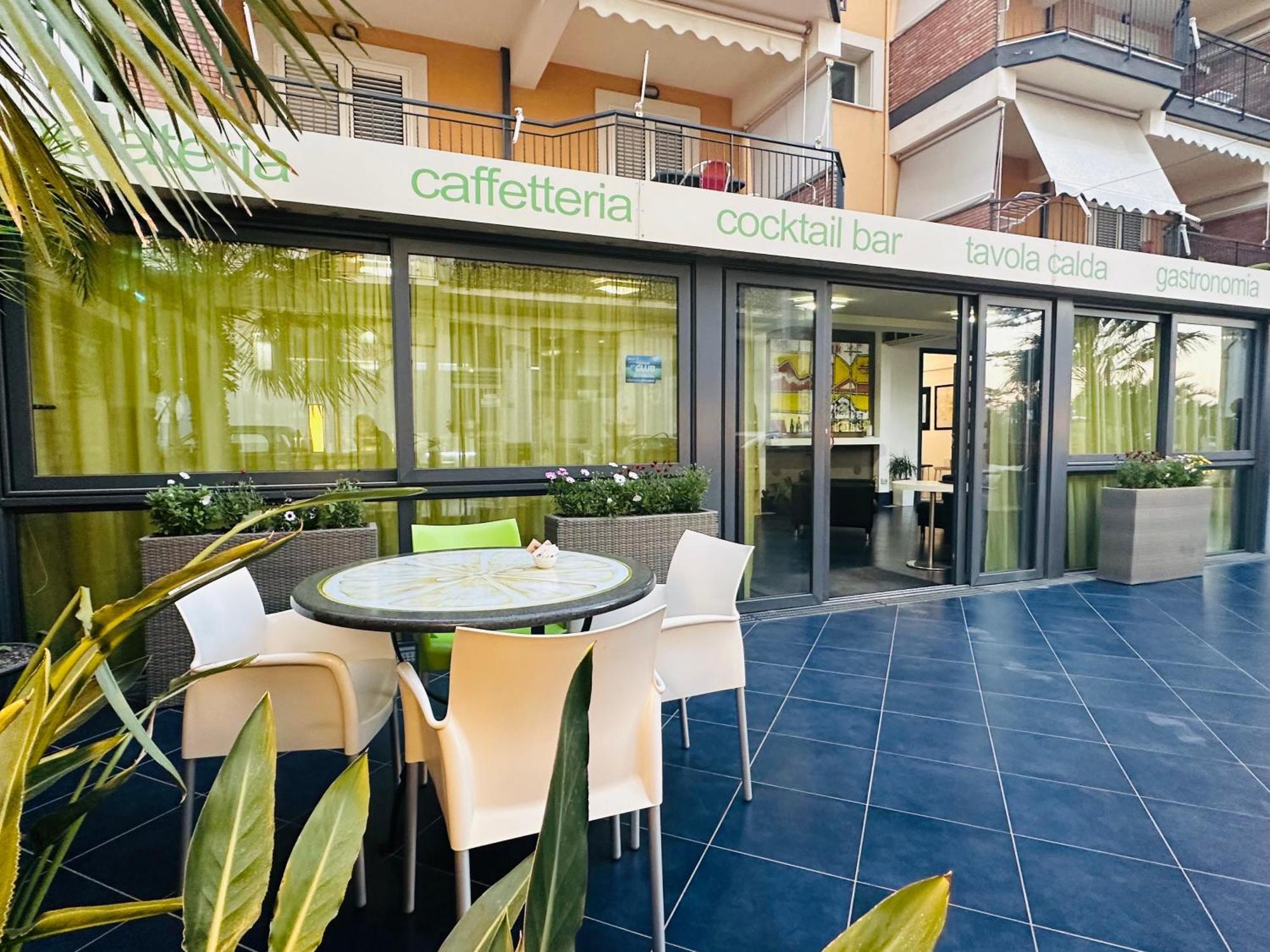 Riviera Ionica Aparthotel Santa Teresa Di Riva Eksteriør bilde