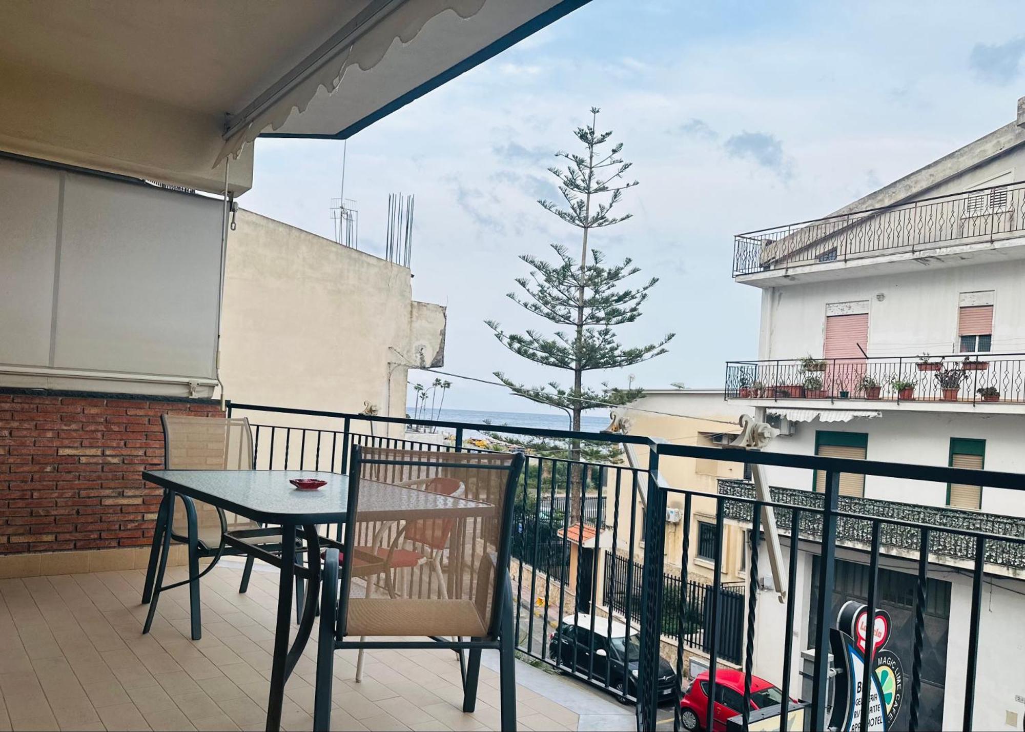 Riviera Ionica Aparthotel Santa Teresa Di Riva Eksteriør bilde