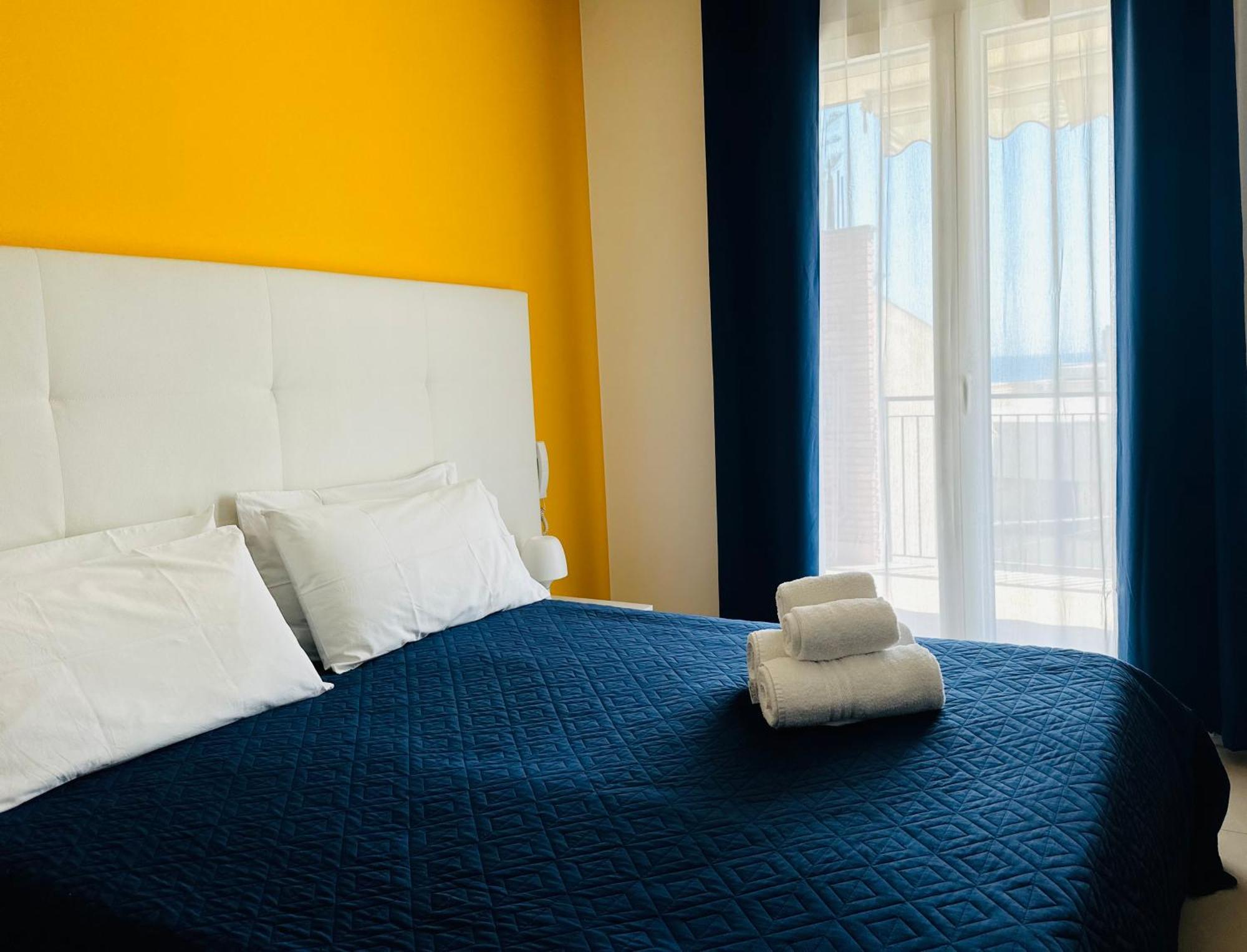 Riviera Ionica Aparthotel Santa Teresa Di Riva Eksteriør bilde