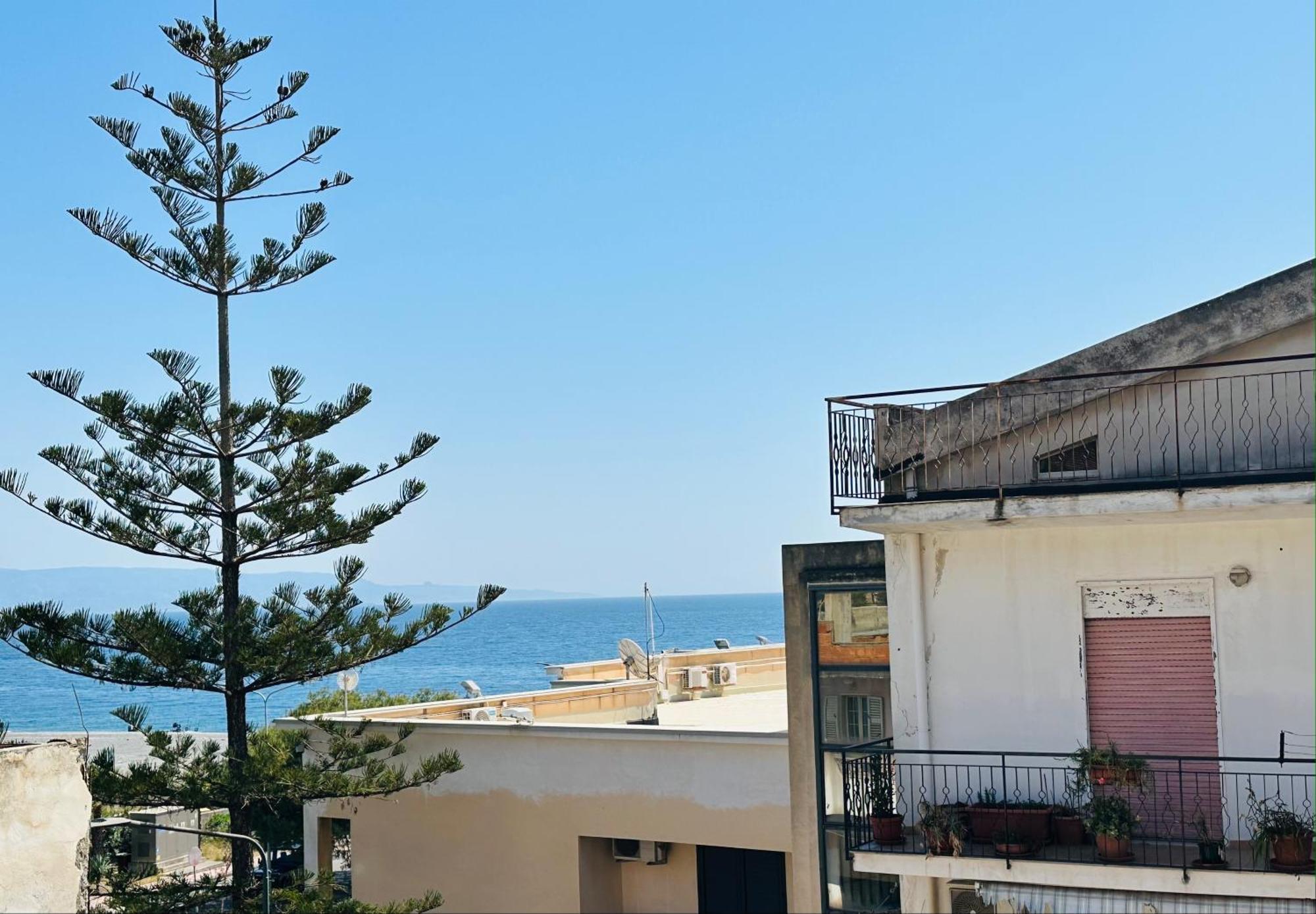 Riviera Ionica Aparthotel Santa Teresa Di Riva Eksteriør bilde