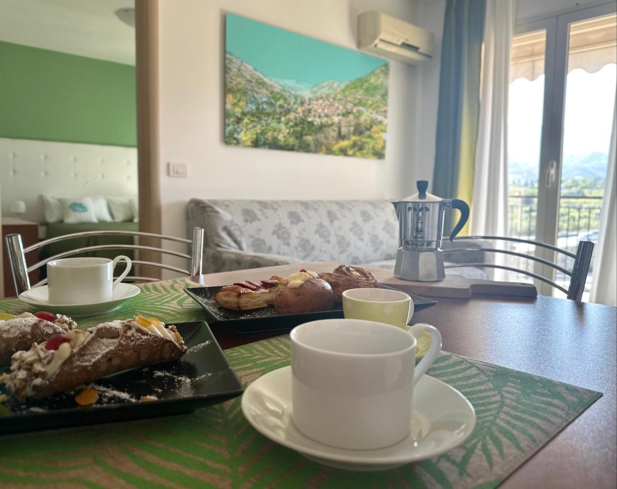 Riviera Ionica Aparthotel Santa Teresa Di Riva Eksteriør bilde