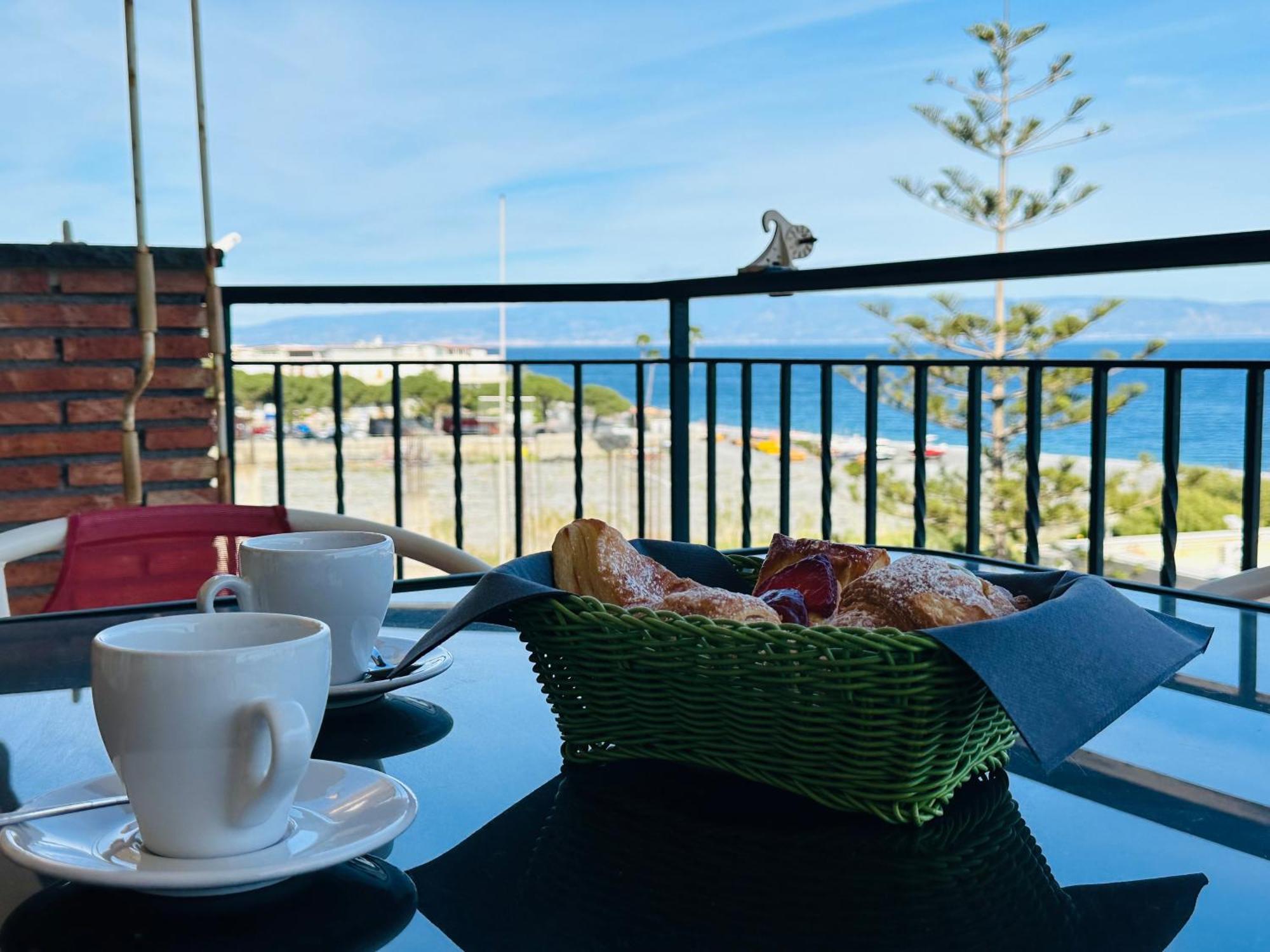 Riviera Ionica Aparthotel Santa Teresa Di Riva Eksteriør bilde