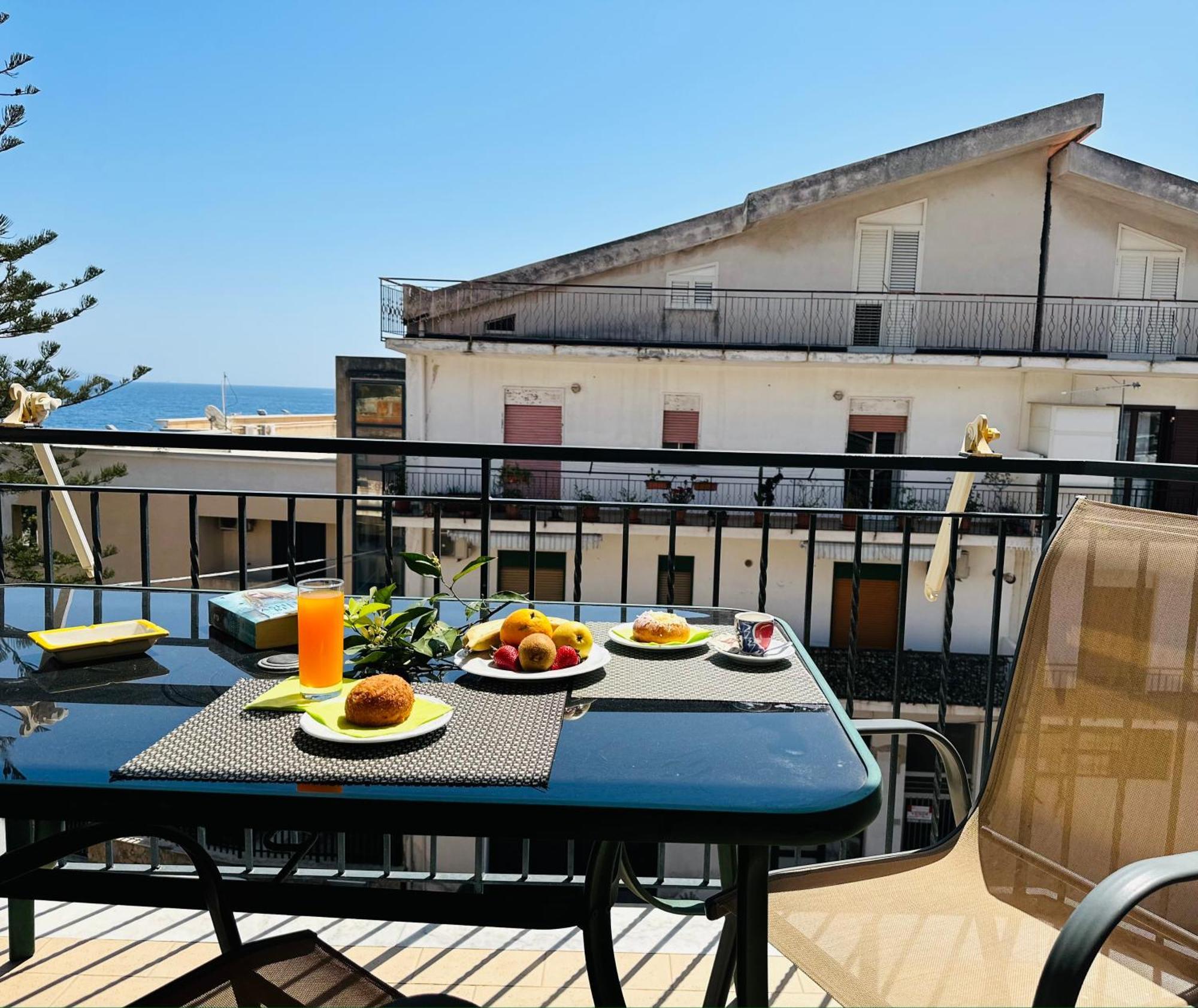 Riviera Ionica Aparthotel Santa Teresa Di Riva Eksteriør bilde