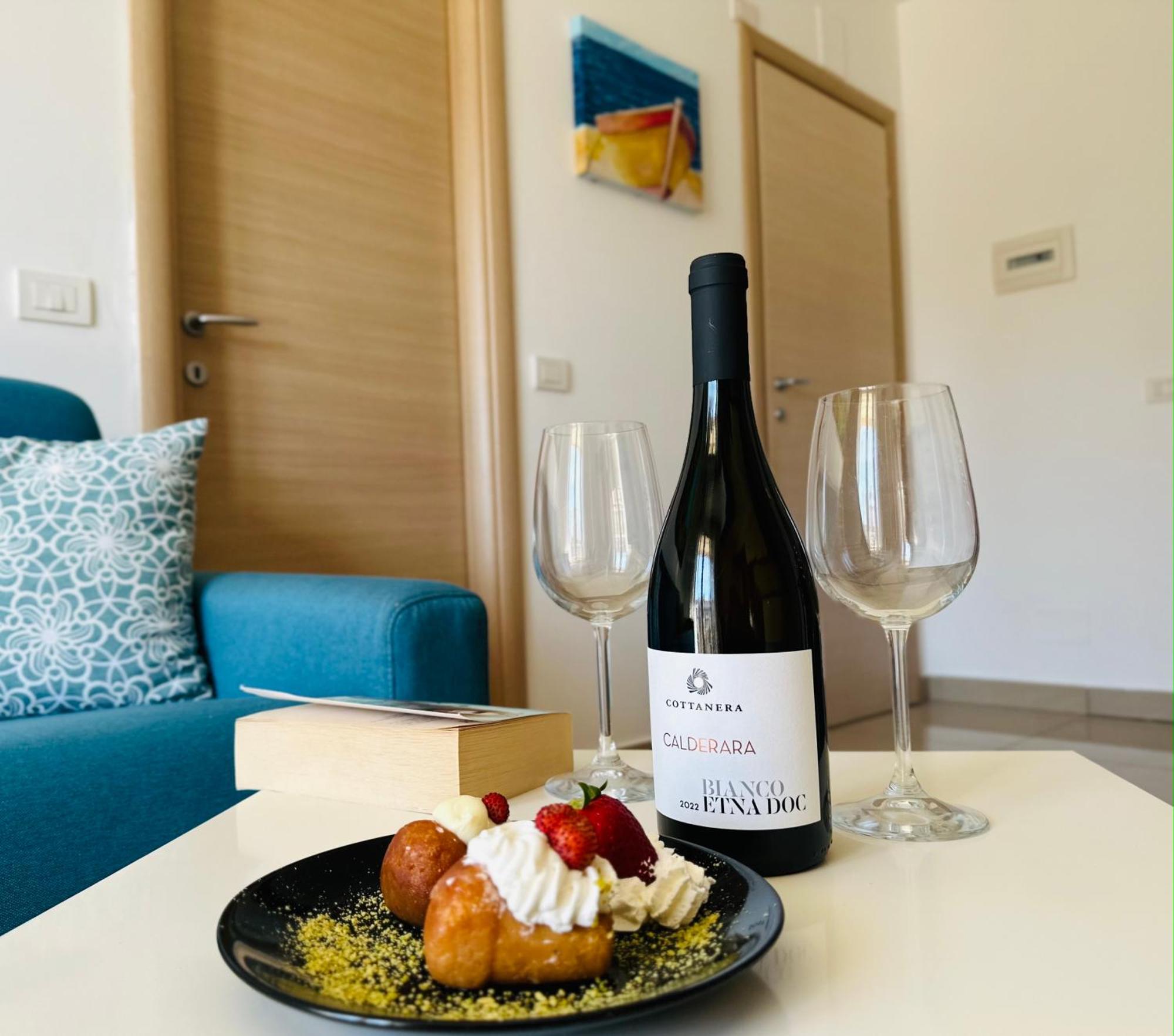 Riviera Ionica Aparthotel Santa Teresa Di Riva Eksteriør bilde